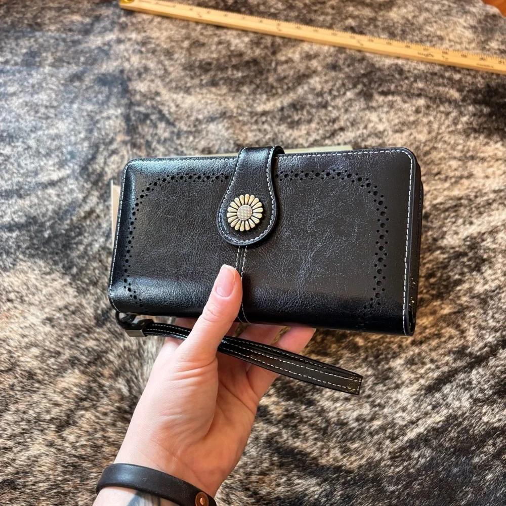 NWT Black Faux Leather Sunflower Detail Wallet / Wristlet, Lots of space! - Picture 11 of 14